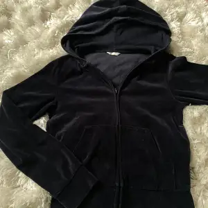 En jättefin mjuk mörkblå zip hoodie från Cubus i storlek xs 💕💕 den ser mörkare ut på bilden men den är mera mörkblå i verkligheten! Kontakta för flera bilder eller om ni undrar nåt 🤗