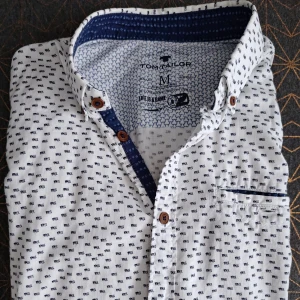 Tom Tailor white shirt with blue flags - In good condition. Would prefer pick-up in Stockholm rather than posting.
