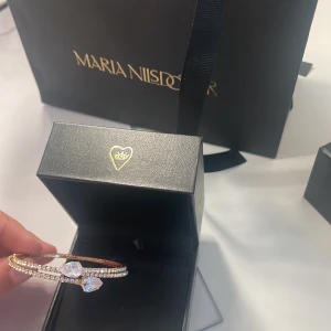 Armband - Fint armband. Vet inte vart ifrån?? Köpt på Mall of Emirates i Dubai. Den som sålde sa att guldet inte rostade vilket det heller inte gjort vad jag sett. 