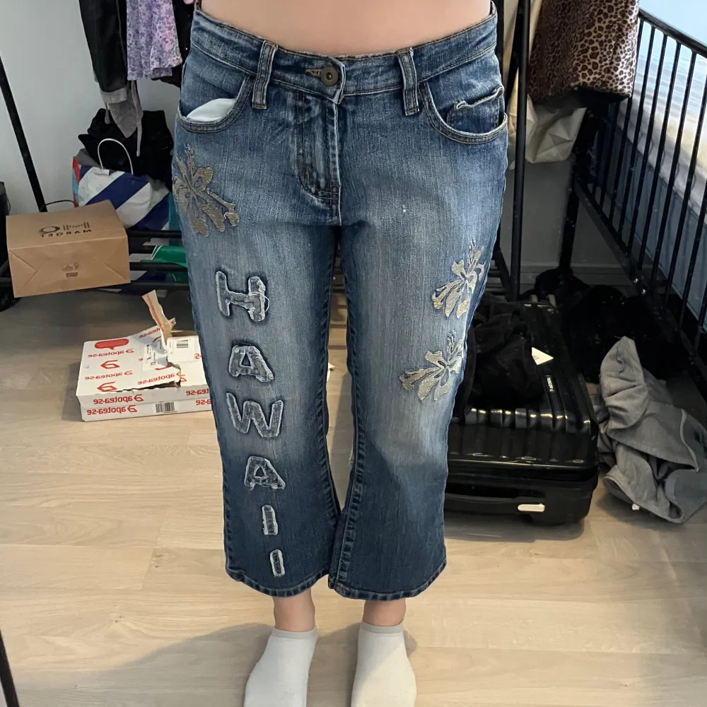 Säljer dessa skitsnygga ankellånga jeans (på mig, 152 cm) eftersom de inte kommer till användning :) Enligt förra säljaren är de storlek W25. Jeans & Byxor.