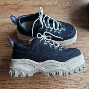 Eytys angel sneakers - Använda max 5 ggr så i nyskick. Köpta för ca 2400kr. Kan mötas upp i Stockholm C.