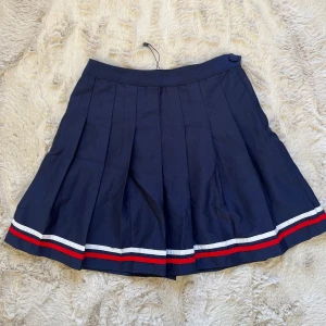 Schoolgirl kjol  - Från New Yorker, aldrig använd. Stl XS. Dragkedja och knapp i sidan 