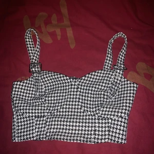 Top från hm nyskick 70kr - Top från hm divided nytt pris ca 140kr mitt pris är 70kr då den inte är använd utan legat i en garderob ett tag, jätte fin men jag kan inte ha den så bättre att den hittar nytt hem😊