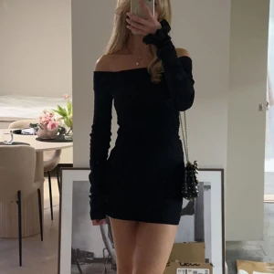 Off the shoulder klänning zara - Säljer denna såå fina off shoulder klänningen feån zara💗 ej använd