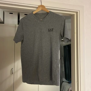 Emporio Armani T-shirt - Storlek S Använd Hyfsat skick
