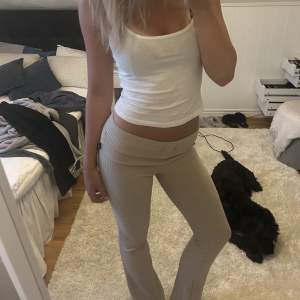 Super fina yogapants som nästan aldrig har används,finns även snören till som man kan knyta med men tog av dom för att tyckte de var finare. Nypris för båda 1400 kr.Säljer dom eftersom de är lite små och inte kommer till användning💕köparen står för frakt!