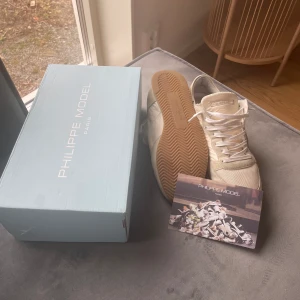 Philipemodel tropez - Feta philipe model tropez skor Knappt använda men börjar växa ur dem köpte de för 270 dollar som är 2850 ish så säljer dem för 2000 Möts hellst upp för tidigare problem med frakt osv men kontakta för frågor