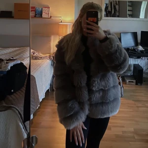 Päls i strl S - Fin päls i fuskmaterial i strl 36. 