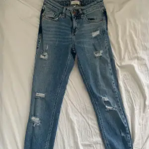 Snygga och bekväma skinny ripped jeans från River Island! Bara använd några gånger. Inga defekter. Pris kan diskuteras. 🩵