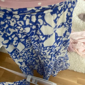 Långkjol!! - Säljer min långkjol ifrån Lindex för att den är för kort, super snygg använt Max 2 gånger, nyköpt för 250 på rea, tyck gärna på köp nu❤️❤️❤️