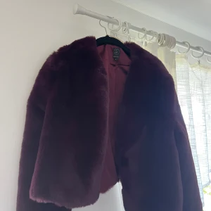 Pälsjacka  - Vinröd/ lila pälsjacka helt oanvänd ifrån george w davies