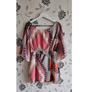 NLY Trend klänning, Strl: 38, "Summer and the city dress", flerfärgad, sommar - NLY Trend klänning, Strl: 38, "Summer and the city dress", flerfärgad, sommar. OBS! Jag kan inte skicka något vecka 26.