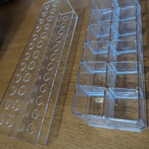 2 Makeup Organizers  - Två transparenta organizers tillverkade av plast. Den undre med stora fack är utan skador, den för sminkborstar har en liten spricka i mitten