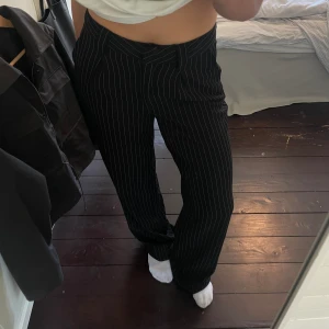 Randiga kostymbyxor  - Supersnygga randiga kostymbyxor i bredare och luftig passform. Kostymbyxorna är jättefina men tyvärr för långa för mig som är 158cm. ⭐️⭐️⭐️