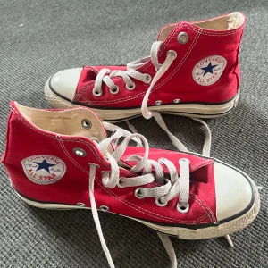 Röda Converse  - Säljer mina fina röda Converse då de inte längre kommer till användning. Använda men i fint skick💕