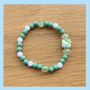 Hello kitty armband  - 40 kr/styck 🤍 ca 16,5 cm långa!  (gjord med dubbeltråd för säkerhet) Frakt 18 kr (frimärke) 💚