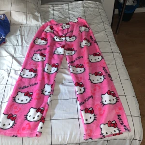 Hello Kitty Mjukis byxor - Hello Kitty mjukisar storlek M men är ganska små i storleken passar defenitivt ni som har S/XS