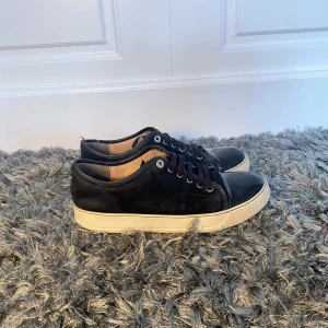 Lanvin skor - Hej. Säljer nu dessa jättefina lanvin skor. Skorna är väl använda men har mycket kvar att ge. Finns lite slitningar så som att tyget släpt lite där fram se bild 3.  Pris inte hugget i sten. Mvh/reselluxe