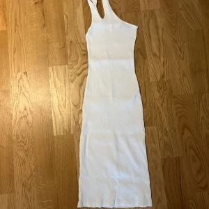 Klänning - Vit ribbad one-shoulder klänning. Från asos. 