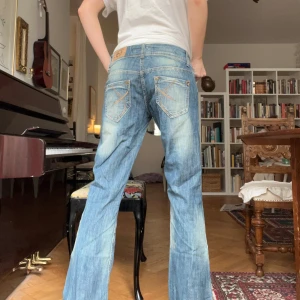 Low wait bootcut jeans - Säljer dessa dö-coola fishbone-jeansen som jag köpte helt nya för ett par år sedan. Säljer pga att det inte är min stil längre. (Diskussion kring priset går bra) ❤️