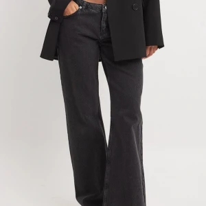 Nya jeans med lapp - Nya jeans från NA-KD med lappen kvar då jag köpte en storlek för liten! Pris kan diskuteras!