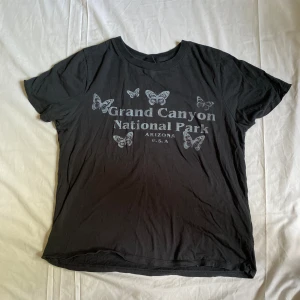 Söt t-shirt - Gullig t-shirt som tyvärr inte kommer till användning:) Passar lika bra på S eller XS  Skriv ifall du har några funderingar💗