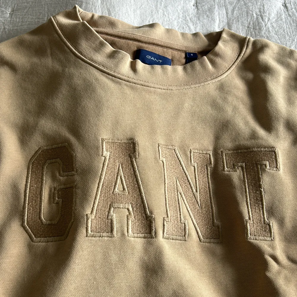 Gant sweatshirt beige. Tryck på bröstet. Strl S. Använd fåtal ggr. Som ny. Finns i Växjö.. Hoodies.