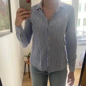 Randig fin sommarskjorta - Säljer min skjorta från Gina Tricot i fint skick, knappt varit använd