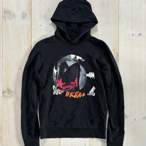 Maison Margiela Swirl Hoodie  - En väldigt fin hoodie ifrån Maison Margiela, Sjukt coolt konstruerad! Vid frågor eller prisförslag är det bara att höra av sig!