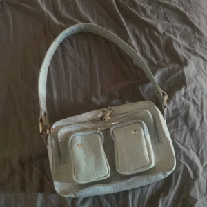 Nuuno väska  - Säljer den här fina Nuuno väskan som jag köpte för längesen för ca 700. Använd men bra skick , skriv för mer frågor