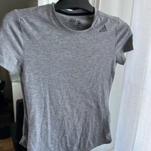 TRÄNINGSTRÖJA - Supermjukt och skönt material, svart adidas logga. Passar även S