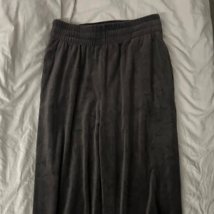 Mjukisbyxor - Mjukisbyxor från bikbok. Storlek M. Ny skick endast använda 1-2 gånger. Modellen av byxorna heter NW icon pants. 