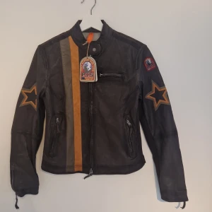 Parajumpers biker leather jacket - Ny, oanvänd. Mc-jacka i skinn. Äkta, med certilogo för kontroll av äkthet. 