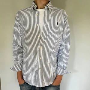 Ralph lauren skjorta - Jättefin Ralph lauren skjorta i top skick. Modellen på bilden är ca 180. Skriv vid fler frågor eller funderingar!