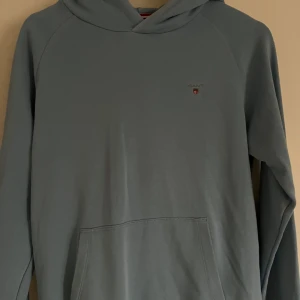 Gant hoodie stl XS - Väldigt fin gant hoodie. Använd en gång, 10/10 i skick nypris är 850. Den är storlek XS. Hör av dig vid funderingar!