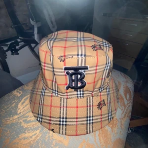 Burberry - Helt ny och oanvänd i One Size. Skriv för intresse kan frakta ifall det önskas