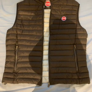 Colmar väst - Inga skador eller nått, ser ut som ny. Köpt på johnells för 2499kr.