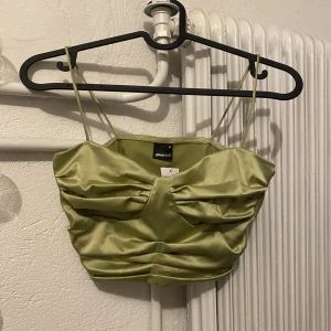 Grön topp - Gullig topp. Aldrig använd, prislapp kvar. Strl M, men skulle säga att den passar bättre S. Köparen står för frakten ❤️