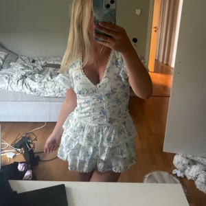 Blommig klänning  - Säljer denna jättefina klänning då den var för liten för mig, helt oanvänd!💞