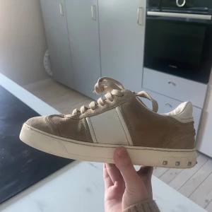Valentino flycrews - Säljer mina beige/rosa valentino skor i storlek 36. Köpta här på plick. Tyder på användning därav priset 