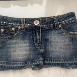 jeans miniskirt  - Superfina jeanskjol som är lågmidjade. Så fina detaljer!! Säljer då den tyvärr är för liten och där av använd ändats en gång!!