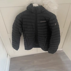Peak performance jacka  - Hej, säljer sena jacka i storlek 150. Passar även dig som bär XS. Jackan är i gott skick. 