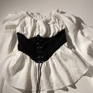 Korsett!🤍🙌🏼 - Säljer en korset som jag bara använt 1 gång då de var en temafest. Väldigt unik och fin! Skickas i bra skick och ser helt ny ut!🤍🫶🏼 Fungerar för både s och xs! Går att justera hur thight den ska vara med hjälp av snören. 🙌🏼🤗 