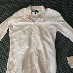 Ralph Lauren Skjorta  - Säljer denna snygga Skjortan! | Storlek 8 vilket motsvarar Xs-S | Skick 9/10! | Pris 579kr | Hör av dig vid minsta fundering 🙌🙂