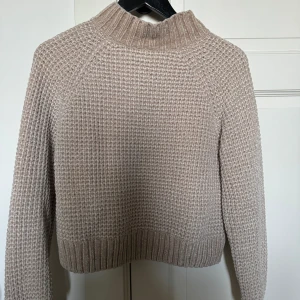 Stickad tröja - En fin stickad tröja som nästan aldrig är använd. Super bra skick och inga defekter. Pris kan diskuteras 💞