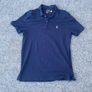 Polo Ralph lauren pique storlek M - Jag säljer min aldrig använda Ralph lauren pique för den var för stor jag köpte den på black friday i butik. Nypris ca 1300kr mitt pris 600 kr kan sänka vid snabb affär. Kan skicka fler bilder om det behövs