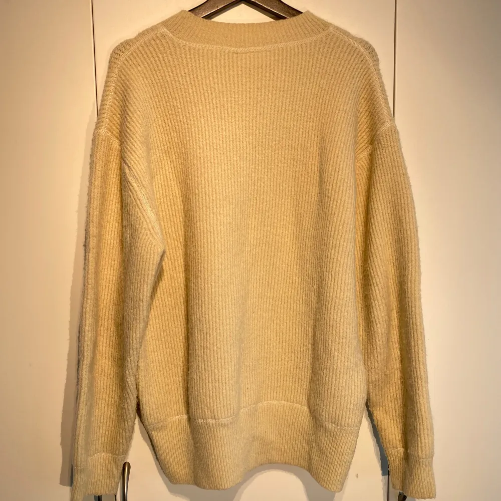 Hej, säljer en beige ull Sweater från Weekday. Sparsamt använd i bra skick. Storlek M och oversized. Nypris 600kr. Lätt att stylea. Pris kan diskuteras. Hörs i DM! . Tröjor & Koftor.