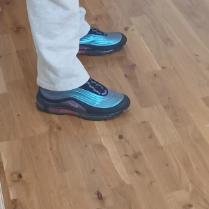 Nike Air Max 97 - Unik modell som skiftar i färg. I princip nyskick. Pris är ej hugget i sten!
