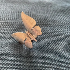 Ringar - Cool ring i mycket fint skick (har knappt använts). Köpt secondhand och är justerbar💘💘