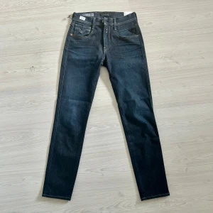 Replay Anbass Jeans - Tja säljer nu ett par nya replay Anbass jeans i storlek 27/30 för 549kr! Passar även som W28, kvitto finns, alla lappar sitter på. Priset är ej hugget i sten, hör av dig i dm om du har funderingar 🙌